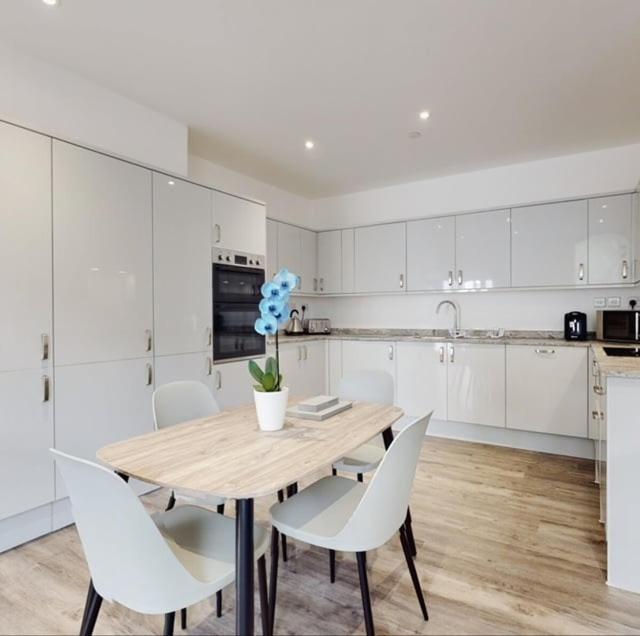 Spacious Two Bedroom Apartment With Valley Views Abertillery 外观 照片